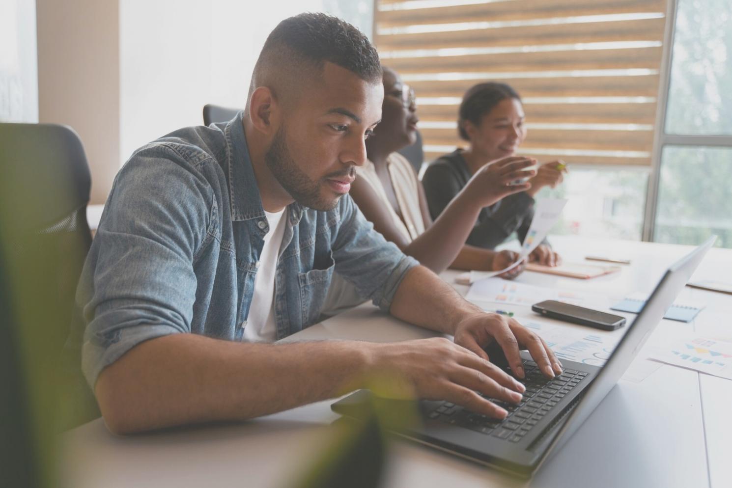 Salle de formation équipée pour l'apprentissage financier